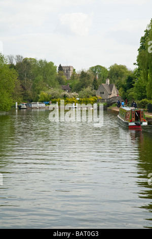 Il fiume Tamigi in Oxford guardando verso Iffley Lock e passerella Oxfordshire Uk Foto Stock