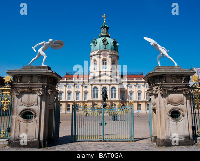 Vista del cancello di ingresso a Schloss Charlottenburg Palace a Berlino Foto Stock