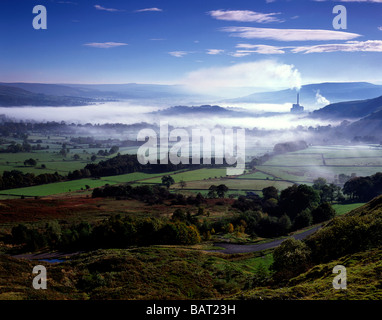 Nebbia nella valle di speranza da Mam tor in Peak District Foto Stock