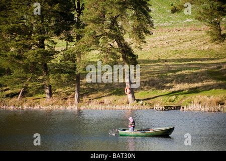 La pesca a mosca da una barca sul Loch, Scozia Foto Stock