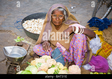 Donna vendita di verdura nel mercato Sardar, Jodhpur, Rajasthan, India Foto Stock