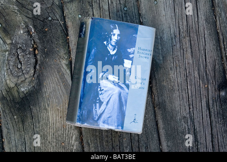 Prenota Uncle Toms Cabin da Harriet Beecher Stowe su legno rustico Foto Stock