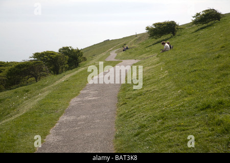 Sentiero erosione da pressione turistica South Downs vicino a Eastbourne Sussex. Un asfalto percorso a tenuta stagna. Foto Stock