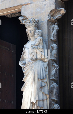 Statua dettagli dalla cattedrale di Reims Foto Stock