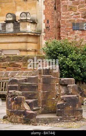 Rovine medievali scale a Coventry Cathedral, Midlands England, Warwickshire, Regno Unito Foto Stock