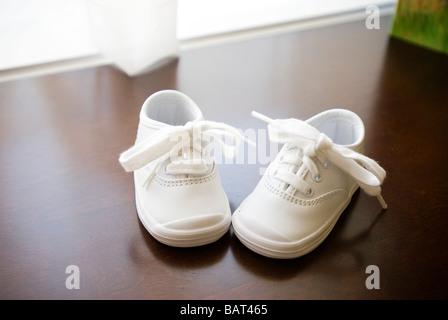 Coppia di scarpe per bambini Foto Stock