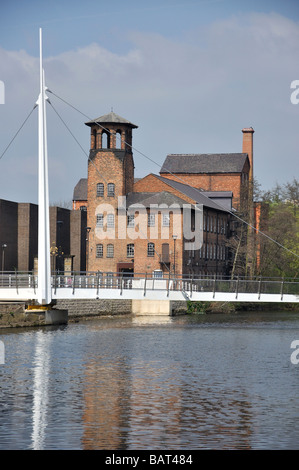 Il Derby Industrial Museum attraverso il fiume Derwent, Derby, Derbyshire, Inghilterra, Regno Unito Foto Stock