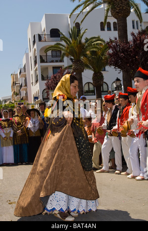 I membri di un folklore balli di gruppo di eseguire a Santa Eulalia, Ibiza, Spagna Foto Stock