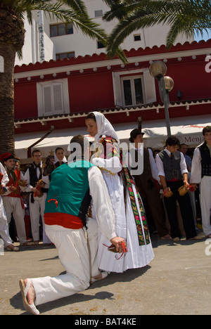 I membri di un folklore balli di gruppo di eseguire a Santa Eulalia, Ibiza, Spagna Foto Stock