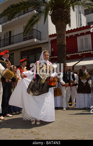 I membri di un folklore balli di gruppo di eseguire a Santa Eulalia, Ibiza, Spagna Foto Stock