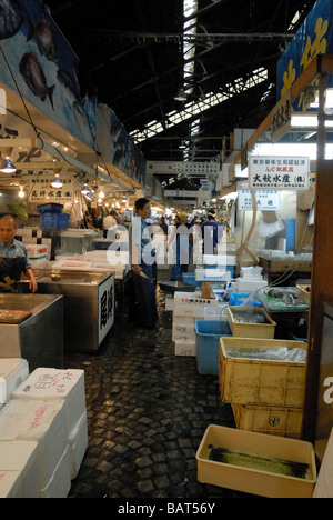 I lavoratori nel mercato del pesce Tsukiji Tokyo Giappone vendono pesce fresco Foto Stock