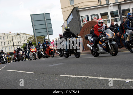 Bikers scendono sulla città di mare di Hastings, West Sussex per le vacanze di Maggio e lunedì Foto Stock