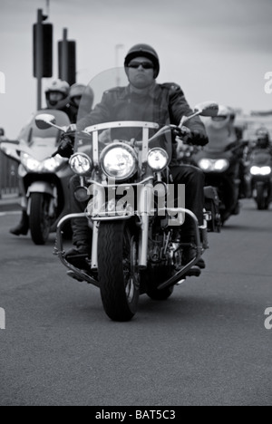 Bikers scendono sulla città di mare di Hastings, West Sussex per le vacanze di Maggio e lunedì Foto Stock