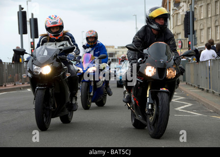 Bikers scendono sulla città di mare di Hastings, West Sussex per le vacanze di Maggio e lunedì Foto Stock