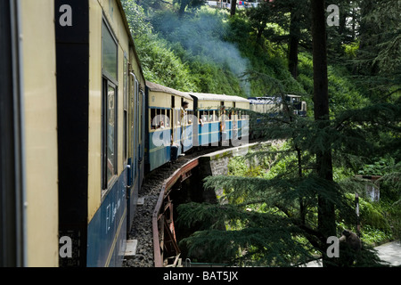 Treno e carrelli sulle Kalka-Shimla ferrovia. Shimla, India. Foto Stock