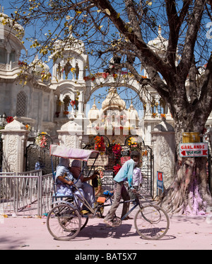 Risciò ciclo al di fuori della gamma Lepre Krisna Temple Mathura Uttar Pradesh, India Foto Stock