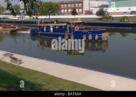 Costruzione dello stato barge tira materiali su Canale Erie Foto Stock