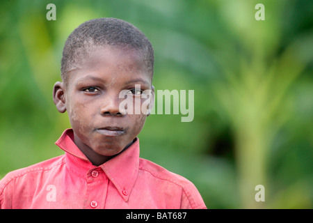 Ragazzo nelle zone rurali del Mozambico con un bel sfondo verde Foto Stock