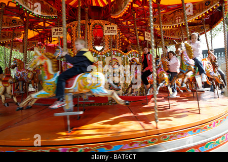 In vecchio stile Merry Go Round ride fair Foto Stock