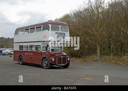 Tre quarti frontale di ALD 933B un 1964 AEC Routemaster RM 1933 parte dell'est di Londra patrimonio flotta del percorso essendo utilizzato come Foto Stock