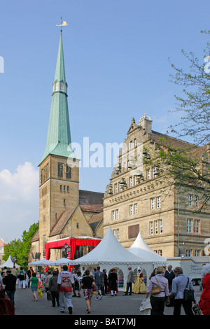 Chiesa di Mercato San Nicolai e Wedding House di Hamelin nelle colline del Weser in Germania Foto Stock