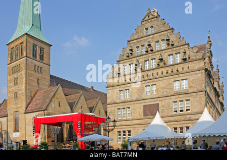 Chiesa di Mercato San Nicolai e Wedding House di Hamelin nelle colline del Weser in Germania Foto Stock