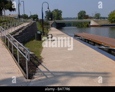 I barcaioli dock strutture a Newark NY sul Canale Erie. Foto Stock