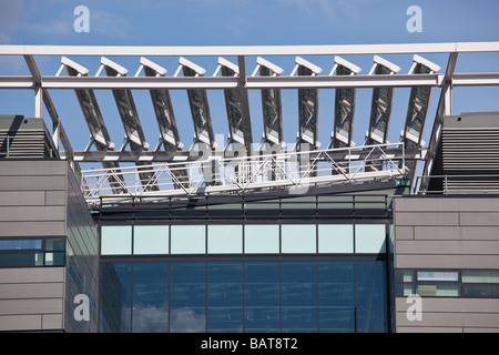 Pannelli solari su Alan Turing Building, Università di Manchester, Regno Unito Foto Stock