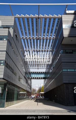 Pannelli solari su Alan Turing Building, Università di Manchester, Regno Unito Foto Stock