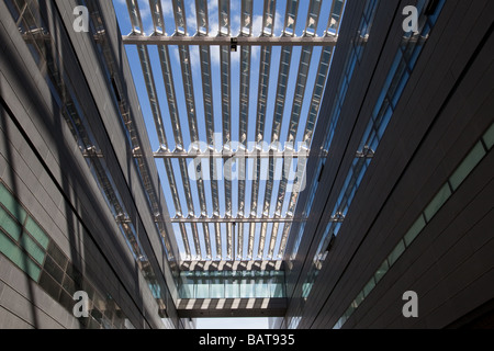 Pannelli solari su Alan Turing Building, Università di Manchester, Regno Unito Foto Stock