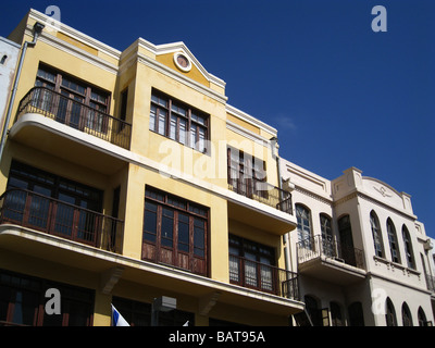 Ricostruito di vecchi edifici costruiti in stile eclettico stile di architettura in Hertzel Street downtown Tel Aviv Israele Foto Stock