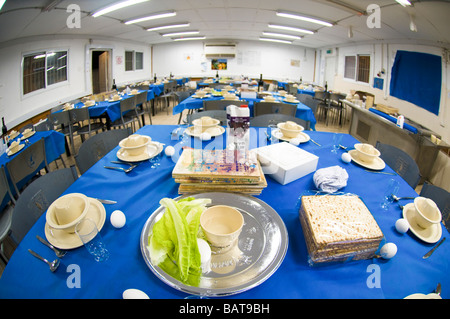 Esercito Israele tavole di base impostato per il tradizionale Seder Pasquale pasto Foto Stock