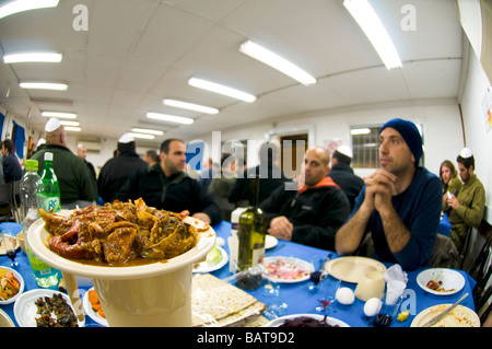 Israele esercito di soldati di base intorno a tavoli per il tradizionale Seder Pasquale pasto Foto Stock