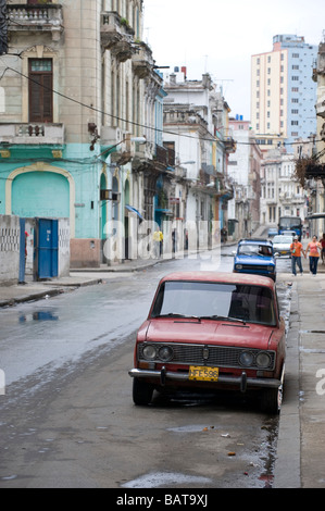 Classic American Cars si trovano in tutta l'Avana, utilizzato principalmente come i taxi locali. In questo caso si tratta solo di un vecchio Lauda. Foto Stock