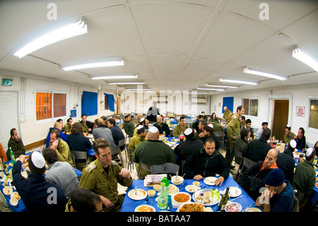 Israele esercito di soldati di base intorno a tavoli per il tradizionale Seder Pasquale pasto Foto Stock