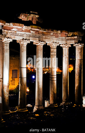 Vista notturna del tempio di Saturno nel forum di Roma in Italia Foto Stock