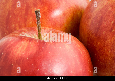 Una chiusura di tre braeburn mele Foto Stock