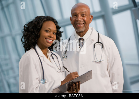 I medici africani sorridente con grafico medici Foto Stock