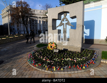 Un monumento commemorativo della storia della grande carestia (holodomor) a un memoriale vicino a St Michael monastero di Kiev Foto Stock