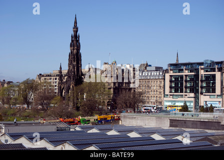 Vista di Edimburgo dal North Bridge, guardando al di sopra del tetto della stazione di Waverley verso il Monumento di Scott e Princes Street. Foto Stock