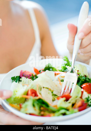 Mangiare sano. Donna agreen mangiare insalata. Foto Stock