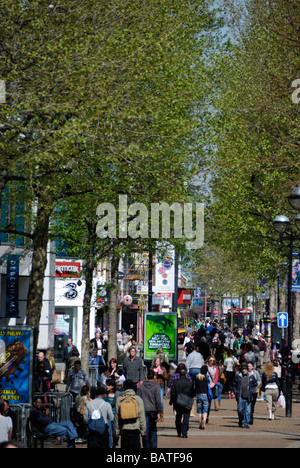 Gli amanti dello shopping in North End e il quartiere dello shopping di Croydon Surrey in Inghilterra Foto Stock