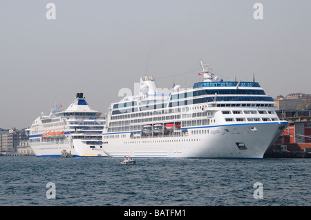 Navi da Crociera ancorate ad Istanbul in Turchia Foto Stock