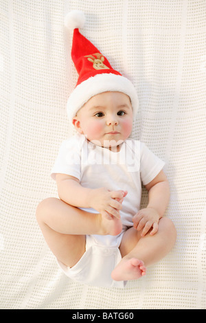 Baby boy. Nove mesi di vecchio ragazzo che indossa un cappello di Natale. Foto Stock