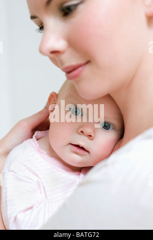 La madre e il bambino. 7 mese fa babygirl con sua madre. Foto Stock