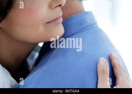 Giovane abbracciando. Foto Stock