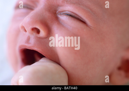 Il pianto baby boy. Faccia di un pianto 2 mese-vecchio baby boy. Foto Stock