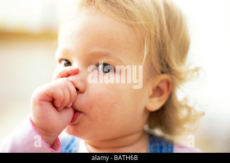 Ragazza giovane aspirante rthumb lui. Foto Stock