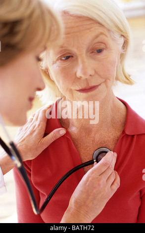 Stetoscopio in esame.pratica generale medico ascoltando un 63-anno-vecchia donna di battiti cardiaci Foto Stock