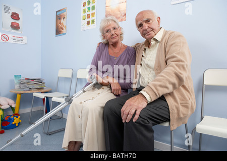 Coppia di anziani in una pratica generale. Foto Stock